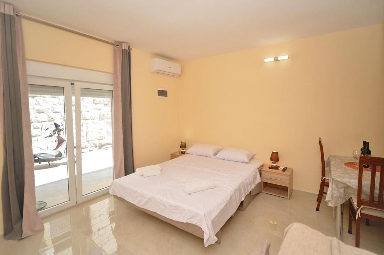 Studio Vukovic Kotor Luaran gambar